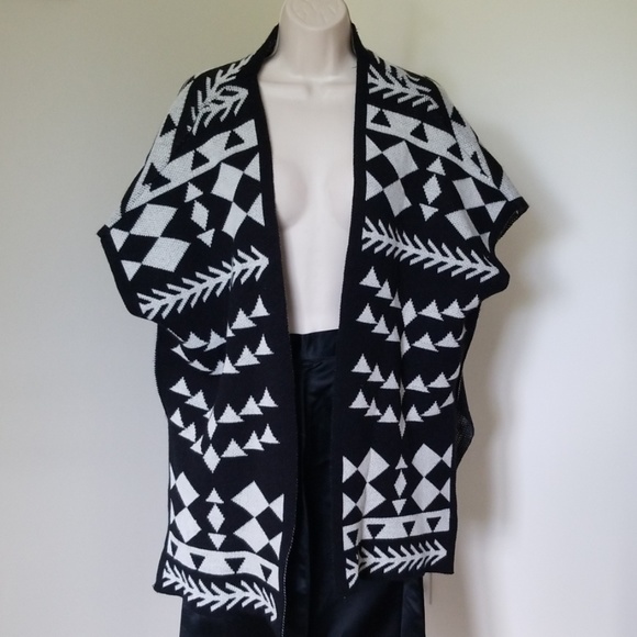 Mudd Poncho Shoulder Throw In Black & White Shawl - Picture 3 of 8